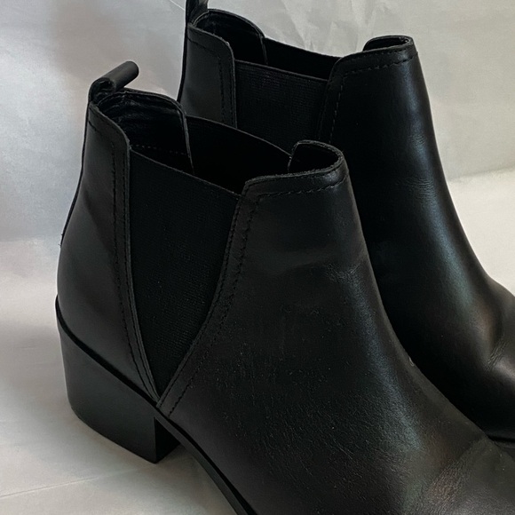 💛Women's Elegant Dolce Vita Classic Pointed Toe Stacked Heel Ankle Booties - Picture 2 of 7